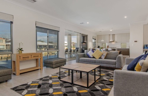 Wannanup House | Aqua Vista - Spectacular views, comfortably furnished