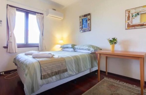 Crawley Apartment | B8 Walk to UWA close to SCGH & CBD