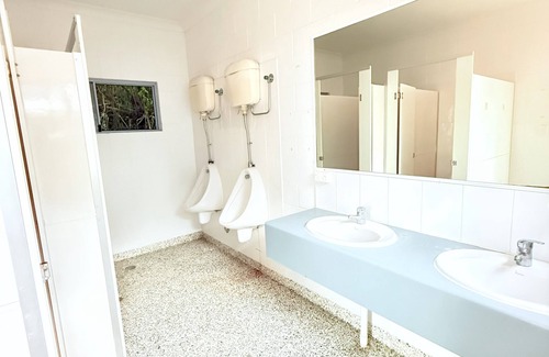 Emu Park Hostel | Beach accommodation shared facility