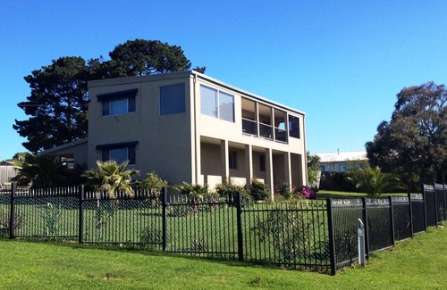 Ventnor House | Beach Escape with Ocean at your doorstep! Grand Prix Circuit