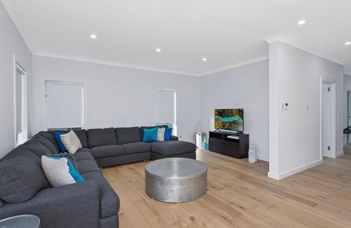 The Entrance North House | Beach Haven on Hutton