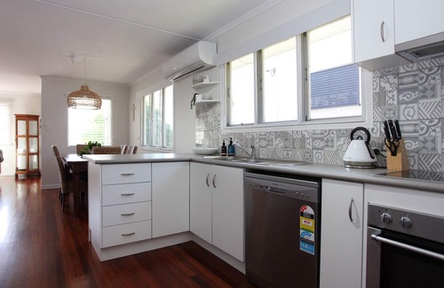 Moffat Beach House | Beach House @ Moffat ~ 100m walk to beach