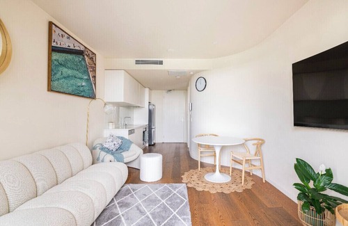 Hampton Apartment | Beachside apartment with free parking