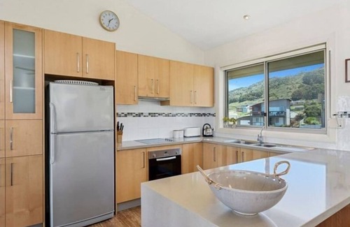 Apollo Bay House | Beachside Bliss · Beachside Bliss with Secure yard l Pet Friendly