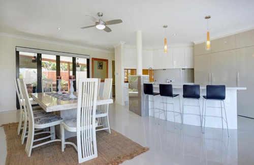Sapphire Beach House | BEACHSIDE MANOR - walk to the beach