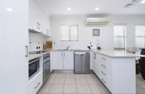 South West Rocks House | Beautifully furnished Townhouse close to town with air conditioning in.