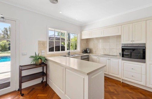 Torquay House | Bella Vista Retreat With Pool, 950m to Beach