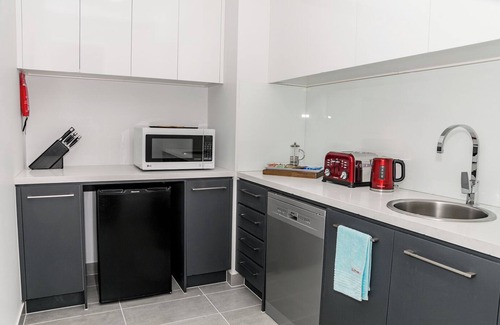 Curlewis Apartment | Bellarine getaway close to the beach, deck, BBQ, WiFi. Pet friendly