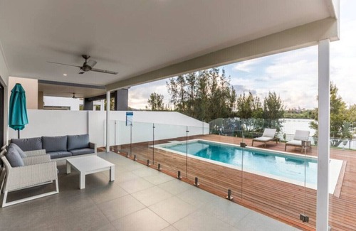 Helensvale House | Belle Vista - Luxury Home near Theme Parks & Views