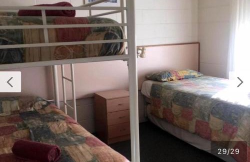 Lakes Entrance Apartment | Black swan motor inn