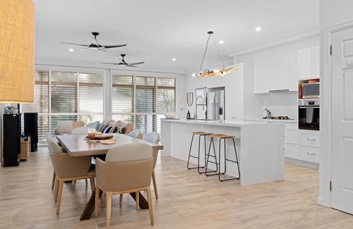 Blue Bay Apartment | Blissful Direct Beach Access Pet-Friendly