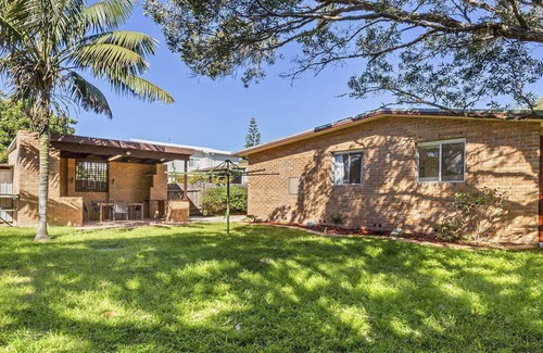 Fingal Bay House | Blue Fish - 41 Boulder Bay Road - Pet Friendly and walk to Fingal Bay Beach
