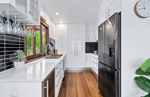 Edge Hill House | Botanica View – Spacious Edge Hill Home with Pool and Views