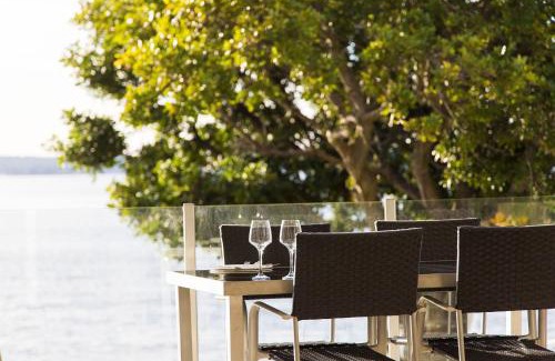 Corlette House | Breath Taking Waterfront