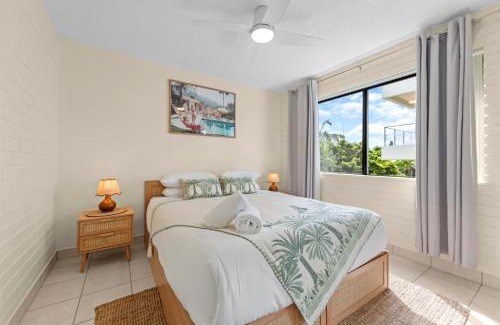 Moffat Beach Apartment | Bright 2-Bed Top-Floor Flat Near Moffat Beach