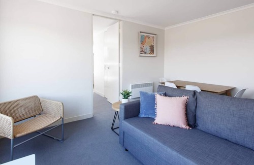Flemington Apartment | Bright and Modern Pad in Flemington with Parking