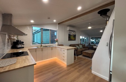 Eungella House | Bunya Cottage with Fireplace