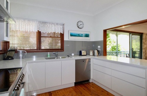 Huskisson House | Burrill's Cedar Cottage - Walking Distance to Water