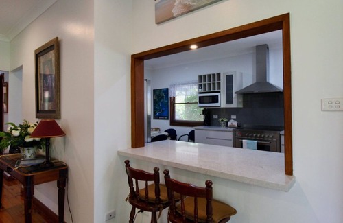 Huskisson House | Burrill's Cedar Cottage - Walking Distance to Water