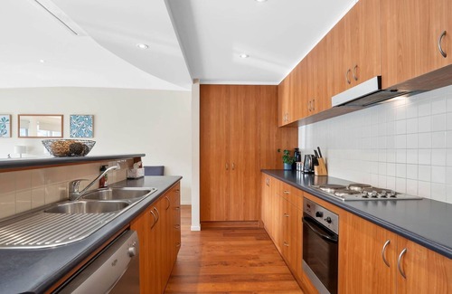 Apollo Bay Apartment | Butter Factory 9 - Absolute Central Position With Ocean Views