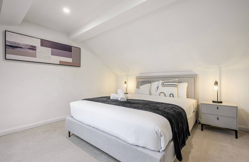 Camperdown House | Camperdown 3Br near Parks/Hospital/Train/Shopping