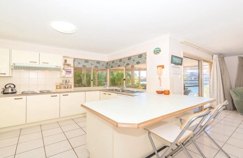 Banksia Beach House | CANAL HOLIDAY HOME!!