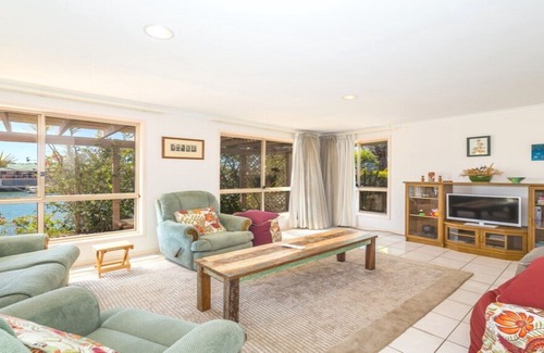 Banksia Beach House | CANAL HOLIDAY HOME!!