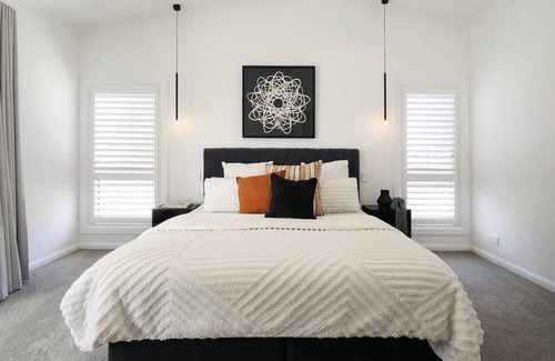 Bateau Bay House | Central Coast - Luxurious Beach House 400m walk to Beach & Cafes