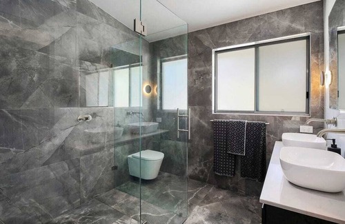Bateau Bay House | Central Coast - Luxurious Beach House 400m walk to Beach & Cafes