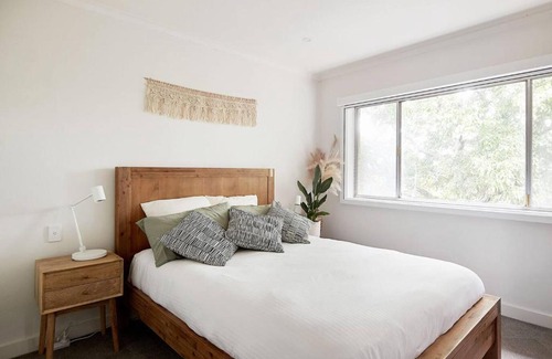 Windsor Apartment | Central Treetop Overlook with Parking in Windsor