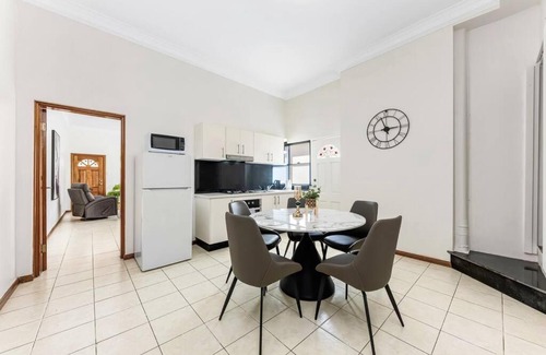Lewisham House | Cheerful three Bedroom house close to city
