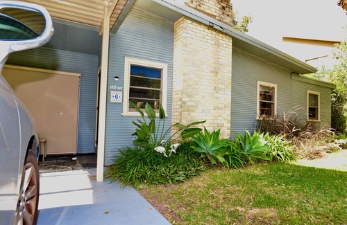 Forster House | CHILL-OUT BEACH HOUSE * one minute to One Mile Beach. Family and pet friendly!