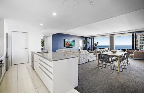 Surfers Paradise Apartment | Circle on Cavill Sub Penthouse w/4 bedrooms