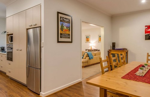 Mount Stuart Apartment | City Lights Spacious walk to restaurant strip
