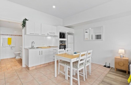 Surfers Paradise Apartment | Classic Coastal Beachfront – Surfers Paradise-Pool