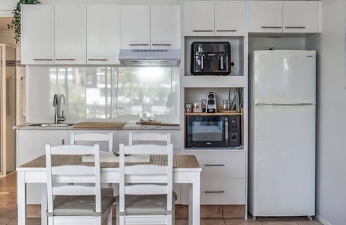 Surfers Paradise Apartment | Classic Coastal Beachfront – Surfers Paradise-Pool