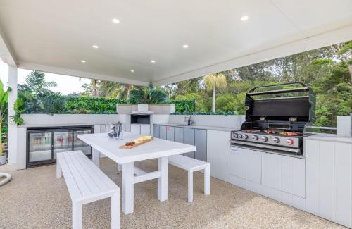 Corlette House | Cloud Nine, 18 Wynne Cres - heated pool, waterviews, beach
