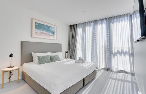 Broadbeach Apartment | Coastal Chic 2BR Steps to Beach and Dining
