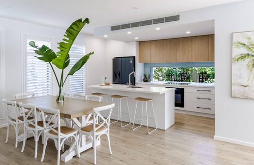 Dromana House | Coastal Delight - 4pm check out Sundays