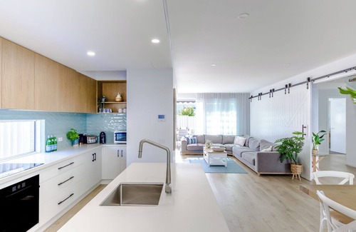 Dromana House | Coastal Delight - 4pm check out Sundays