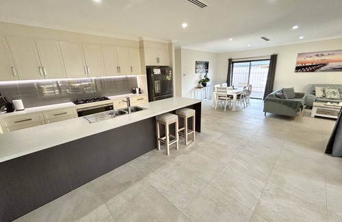 Moonta Bay Apartment | Coastal Epping Escape - New Home & Self Contained Unit in Moonta Bay