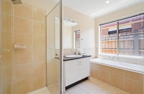 Tarneit House | Comfortable and Cozy Tarneit Large Family Home w/ BBQ