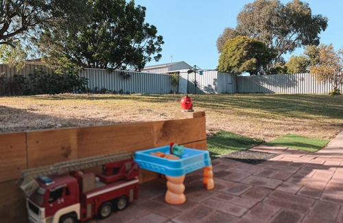 Halls Head House | Comfy, Peaceful & Cozy Home 400 Meters to the Beach & 5 min to Mandurah