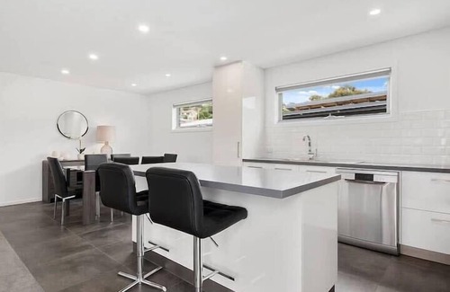 Warrane House | Comfy Villa Near Shops 10min CBD & Airport.