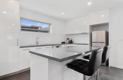 Warrane House | Comfy Villa Near Shops 10min CBD & Airport.
