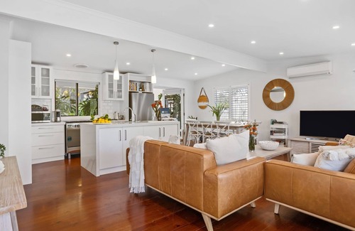 Rye House | Como Palm Retreat - Exotic tropical resort style backyard with pool and spa!