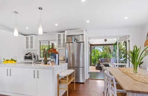 Rye House | Como Palm Retreat - Exotic tropical resort style backyard with pool and spa!