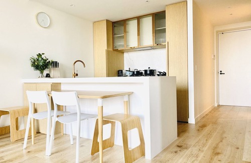 Melbourne Central Business District Apartment | Contemporary 2BR apt in central Melb-Collins House