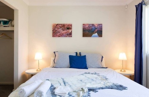Ascot Apartment | CONVENIENT AIRPORT SUNNY GARDEN WIFI NETFLIX WINE