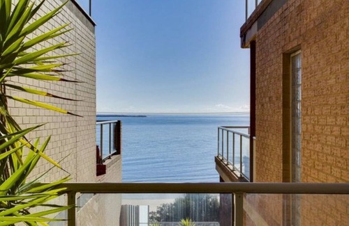Cowes Apartment | COWES BEACHFRONT RETREAT - WiFi + Netflix
